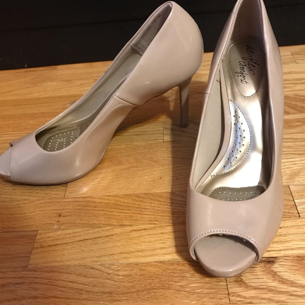 Nude peep toes